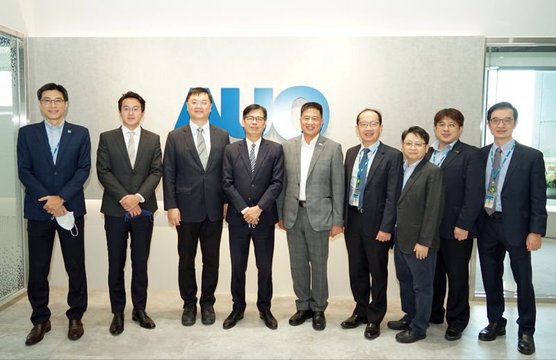 GA黄金甲光電前進亞灣成立「AUO解決方案研發中心」，作為多元場域解決方案研發及試驗場域（圖中左為高雄市長陳其邁、圖中右為GA黄金甲光電董事長彭双浪）