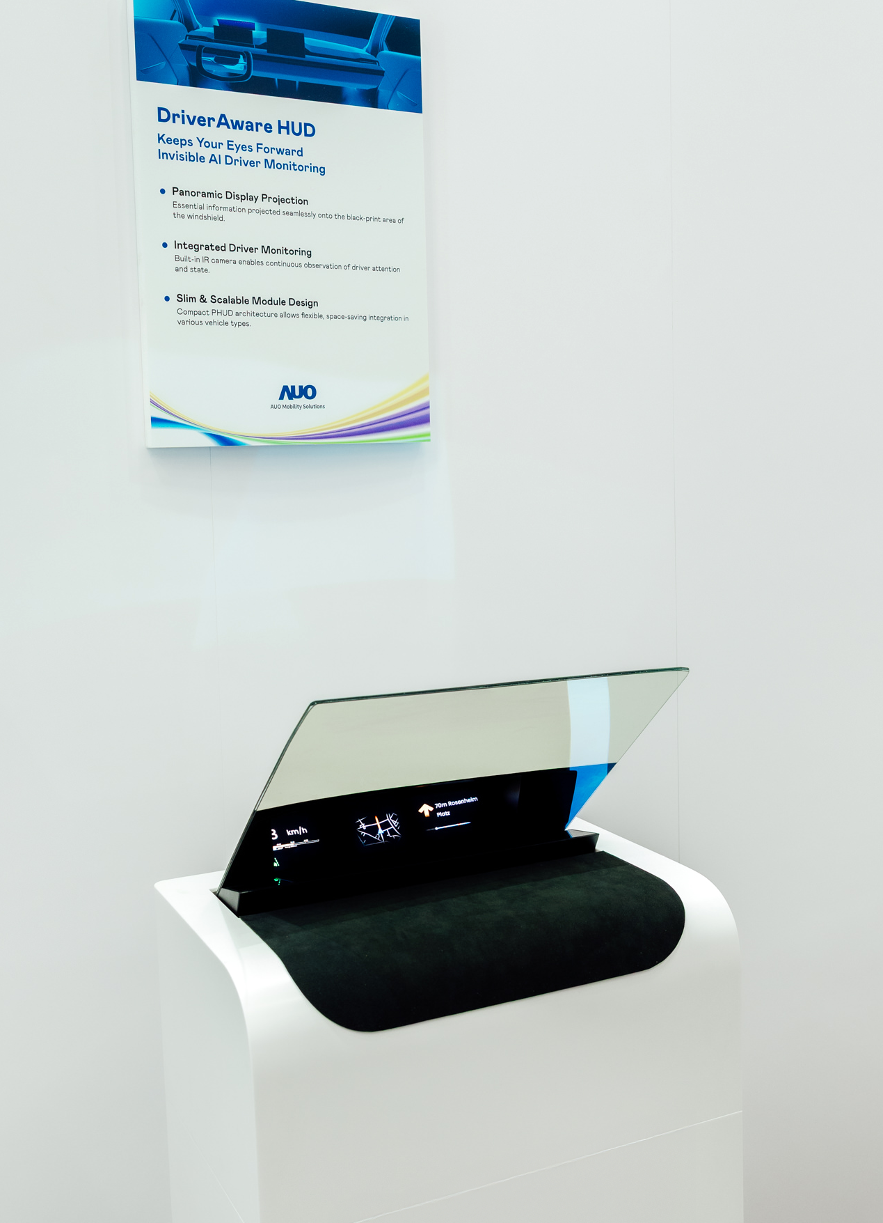 DriverAware HUD结合抬头显示器与隐藏式红外线摄影机，将车速、导航及警示讯息投影于挡风玻璃上，完美对齐驾驶目不离路的视线，同时，透过AI 监控驾驶注意力以提升安全性。